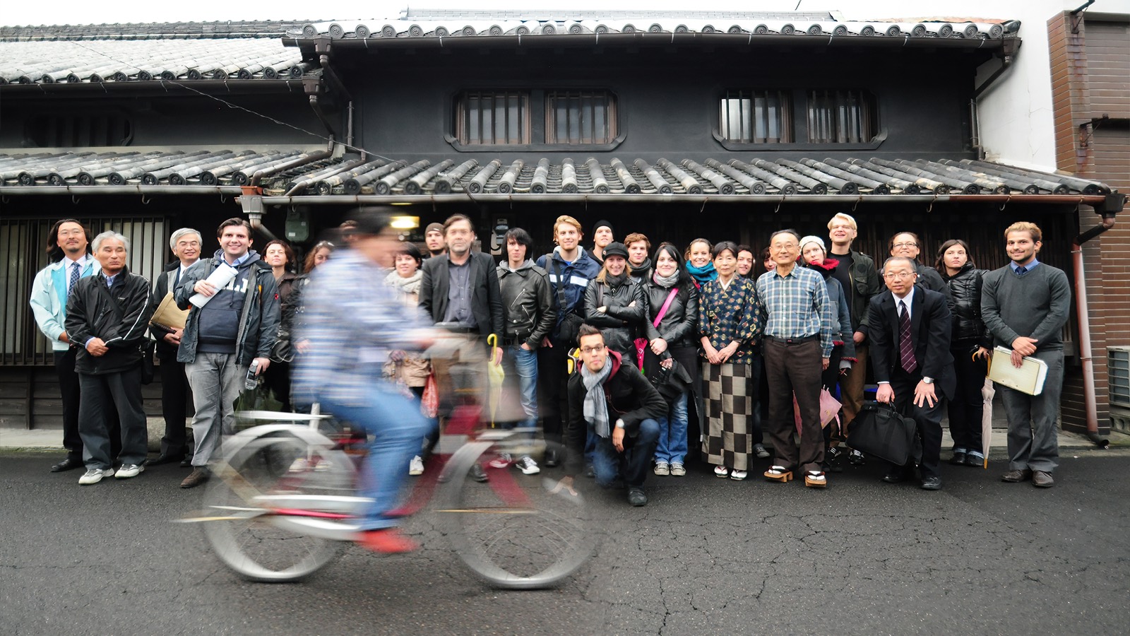 Architekturexkursion Japan 2010 mit der TU Wien — Gruppenfoto vor traditionellem Haus